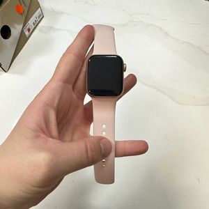 Apple Watch Series 6 40mm Rose Gold w/ original pink band and charger
